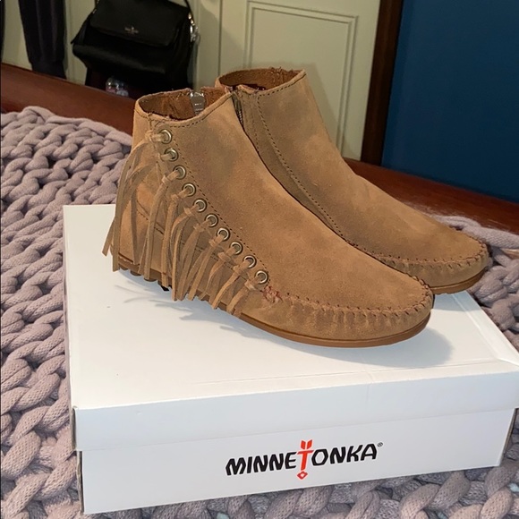 Minnetonka Shoes - NEW LISTING!! Minnetonka Willow Boot 🥾